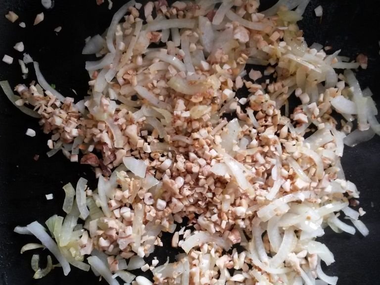 Chop garlic. Cut onion into half or quarter slices. Chop almonds.