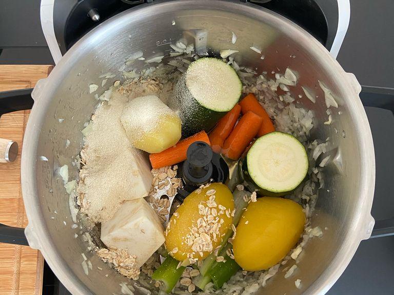 Die Zucchini, den Sellerie, die Karotten und die Frühlingszwiebel grob schneiden und mit 3 Kartoffeln, dem Ei, 1 EL Semmelbrösel, 1 EL Haferflocken und einer Prise Salz in den Cookit geben und häckseln (Universalmesser I Stufe 12 I 3x10 Sek.). Zwischen den 10 Sekunden jeweils das Gemüse mit dem Küchenspatel nach unten drücken und kurz durchrühren.