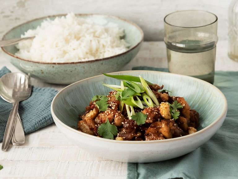 Sesame chicken with nuts and dried fruit
