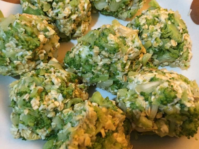 Roll to dough broccoli nugget and bake to oven 15-20 minutes or fry with bread crumb 2-6 minutes and serve it