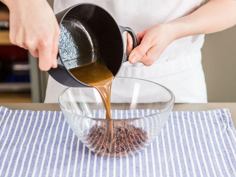 Schokolade fein hacken und in eine große Schüssel geben. Sahne, Espressopulver und Zuckerrübensirup bei mittlerer Hitze zum Köcheln bringen und anschließend über die gehackte Schokolade geben. Ca. 15 – 30 Sekunden warten und dann gut unterrühren.