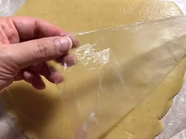 Place a part of the dough between two layers of plastic bag and open with a rolling pin to a thickness of 3 mm.