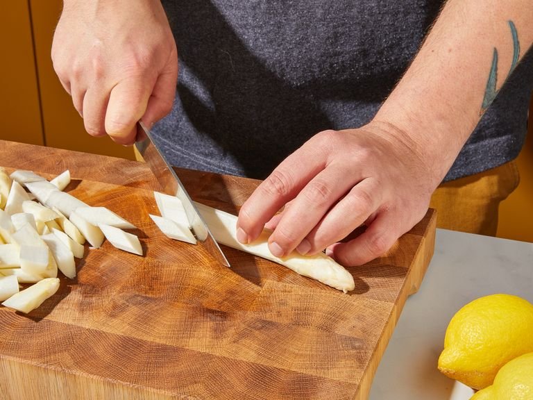 Peel the asparagus and trim the woody ends. Slice lengthwise and cut into bite-size pieces. Peel and finely dice the onion.