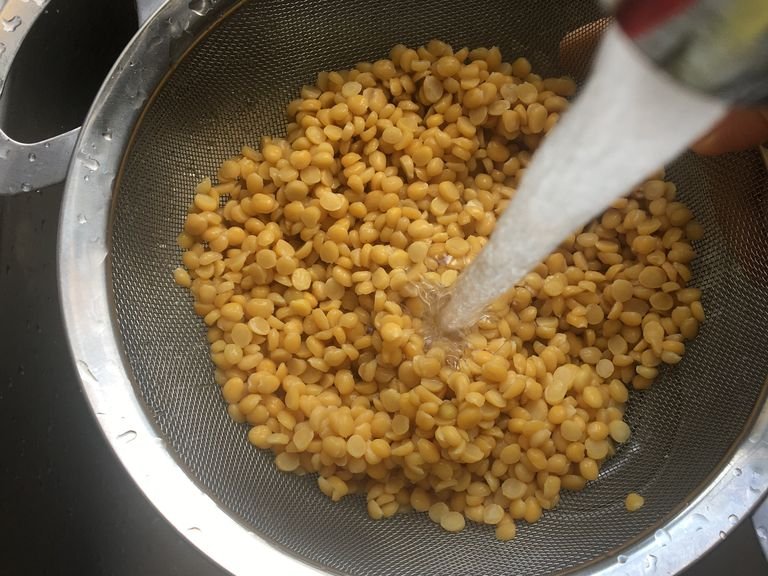 Wash the yellow split peas and soya chunks separately, then let them soak for about 30 min. or more. Cook in two appropriate pots, letting the peas cooked completely but change the soya water once or twice to reduce its unpleasant odor.