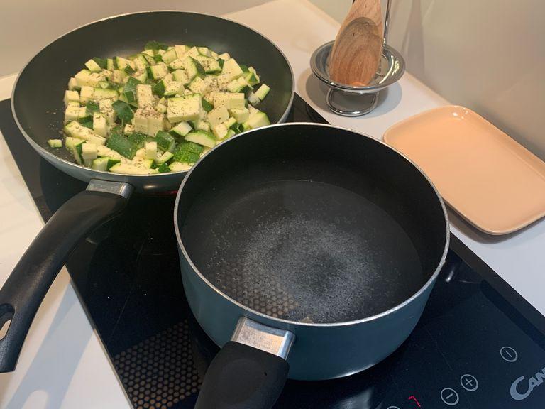 Heat some olive oil in a medium large pan together with a garlic clove. Put the zucchini in the pan and add salt, pepper and thyme. Stir often and let it cook for 15 minutes at low heat while the water starts boiling.