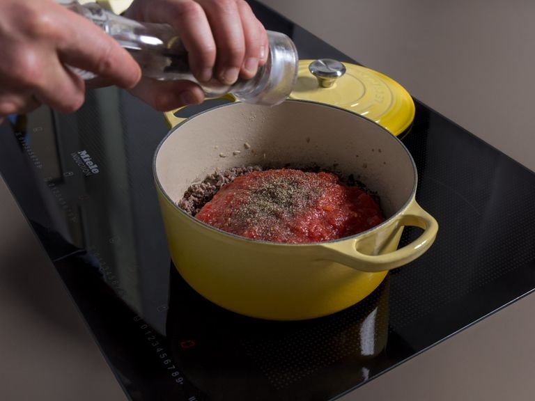 Olivenöl in einem Topf bei mittlerer bis hoher Hitze erwärmen. Zwiebelwürfel und Knoblauch ca. 1 - 2 Min. anschwitzen. Hackfleisch und Lorbeerblatt dazugeben und ca. 5 Min. weiterbraten. Mit Rotwein ablöschen und stückige Tomaten dazugeben. Ca. 5 Min. weiterköcheln.