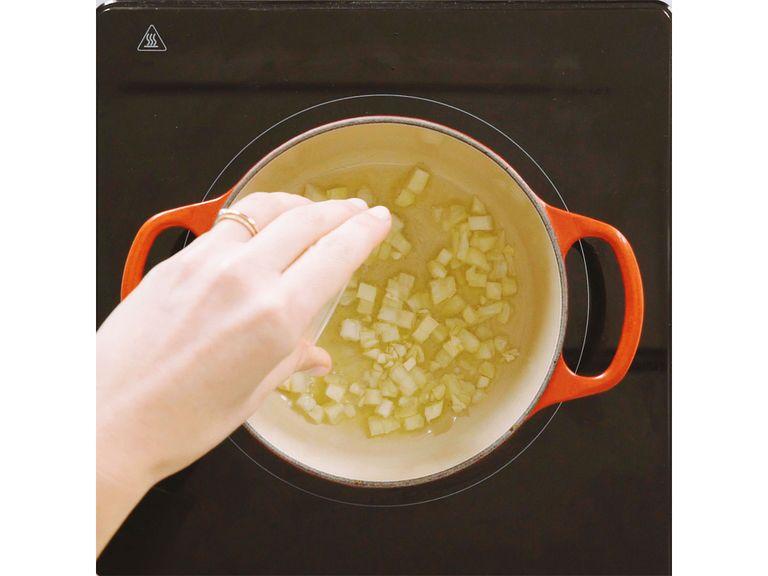 Zwiebel fein würfeln und Knoblauch fein hacken. Getrocknete Tomaten in kleine Stücke schneiden. Olivenöl in einen kleinen Topf geben und auf mittlerer Hitze Zwiebeln und Knoblauch für ca. 2 Min. glasig anschwitzen.