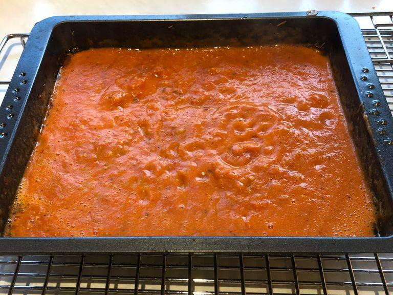 Tomatensoße hinzufügen und alles nochmals gut vermengen