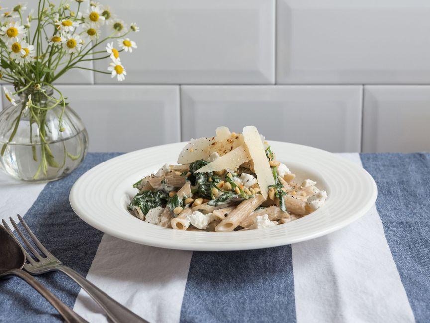 Spelt pasta with goat cheese and spinach