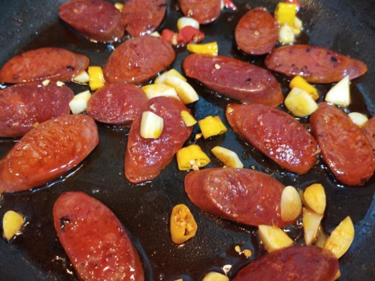 Put 1 tbsp oil in the frying pan, then fry garlic, chilli pepper until aromatic, then add chorizo in the pan for 3 min until the oil from chorizo comes out. Put cherry tomatoes in and cook for another 5 min.