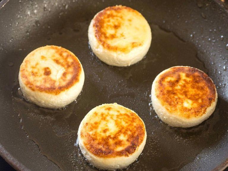 Heat the vegetable oil in a frying pan. Lay out the cheesecakes and fry on both sides, over low heat, until brown.
