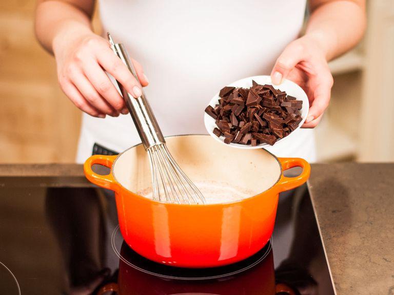 In a small saucepan, heat up cream, some of the milk, vanilla sugar, cinnamon, and chocolate pieces until the chocolate has melted. Make sure that the mixture does not boil. Stir occasionally.