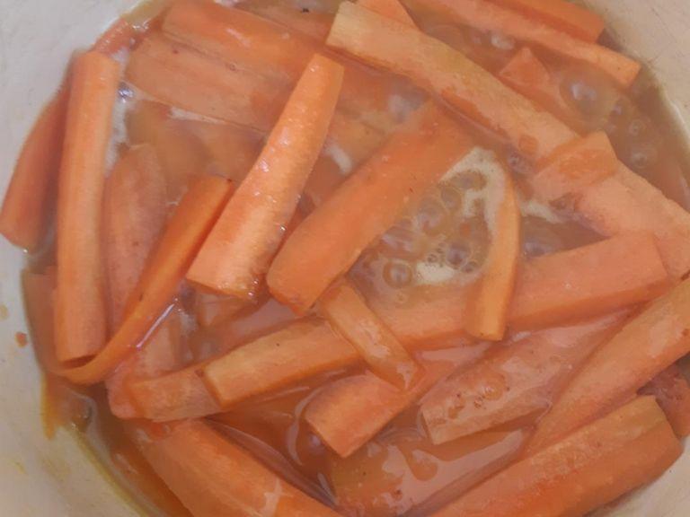 Karotten in Streifen schneiden und in Butter anbraten, etwas Wasser zum garen hinzufügen und mit Ahornsirup, Salz und Pfeffer abschmecken.