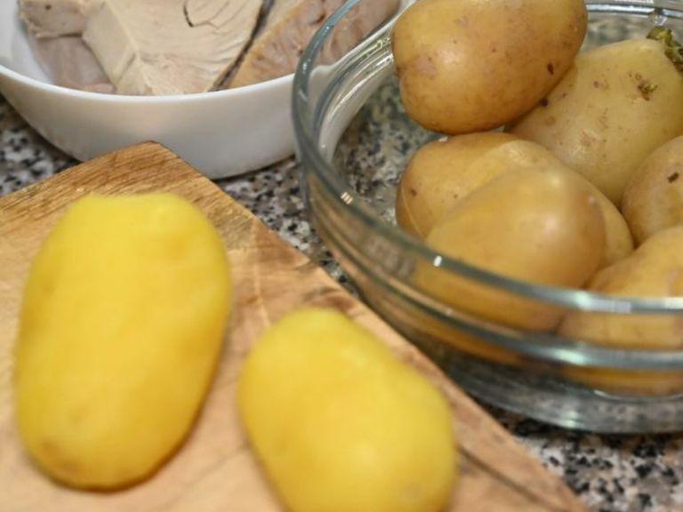Drain the water. Unload the fish to a clean glass bowl. Peel the potatoes and Place them in a bowl.