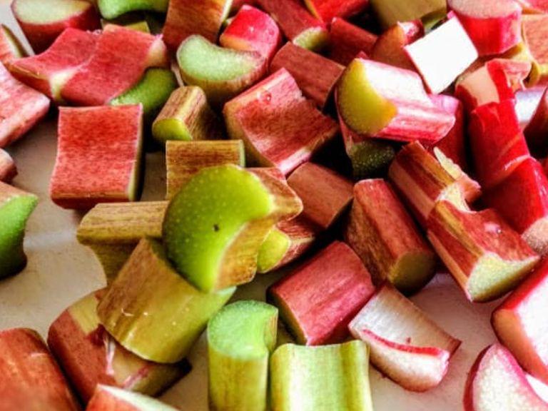 Cut the rhubarb into 2cm pieces and boil in 4 L of boiling water, without sugar first, and then simmer for 30 minutes. Let the rhubarb broth cool to room temperature.