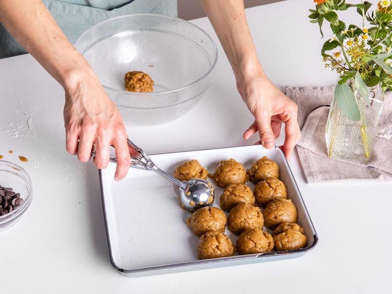On the second day, preheat the oven to 180°C/350°F. Use an ice-cream scoop to portion out the cookie dough onto a small baking tray. Cover with parchment paper and let chill in the freezer for approx. 10 min. Transfer cookies to a parchment-lined baking tray and bake for approx. 12 - 13 min., or until the edges are golden brown.