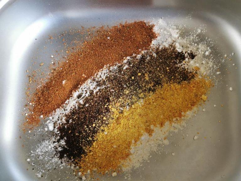 Combine the flour and spice for the pane (breading stage)