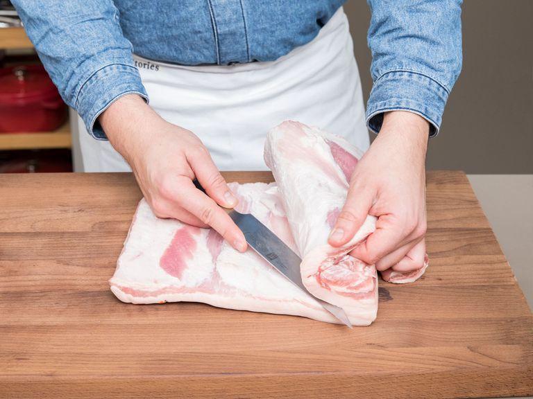 Schweinebauch längs in zwei dünne Scheiben schneiden, großzügig salzen und die Haut damit gut einreiben.