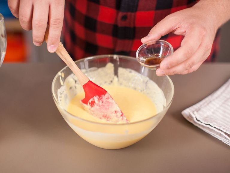 Backofen auf 160°C vorheizen. Einen Teil der Butter und des Zuckers in einer Küchenmaschine schaumig schlagen. Einen Teil Eierlikör mit den Eiern, Sauerrahm und Vanilleextrakt in einer kleinen Schüssel mischen.