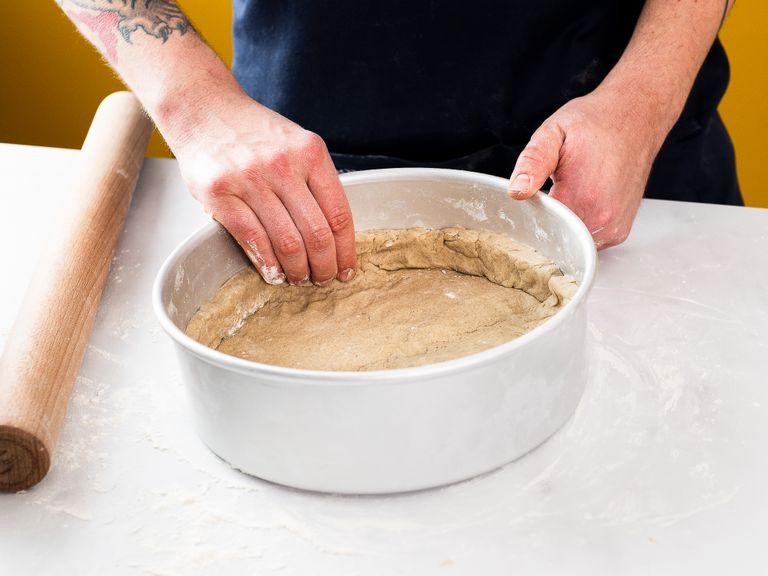 Preheat the oven to 200ºC/400ºF. On a floured surface, roll out the dough into a circle larger than your pan, and transfer it to the greased springform pan. Let it rise again for approx. 30 min.