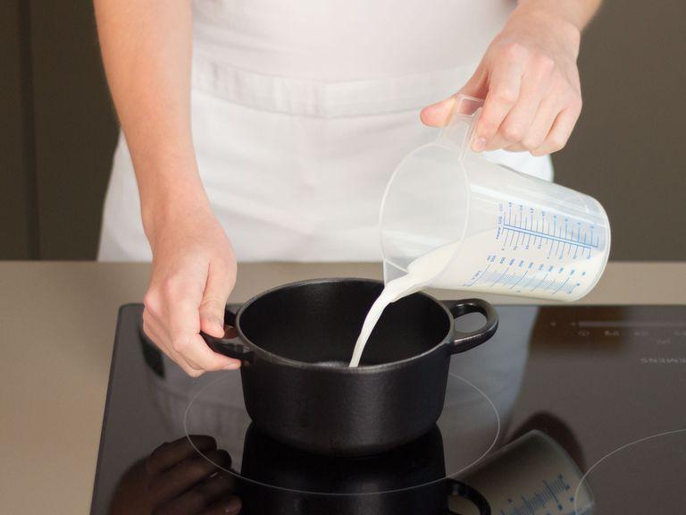 Milch in einem kleinen Topf bei mittlerer Hitze ca. 2 – 3 Min. erhitzen, bis sie leicht schäumt.