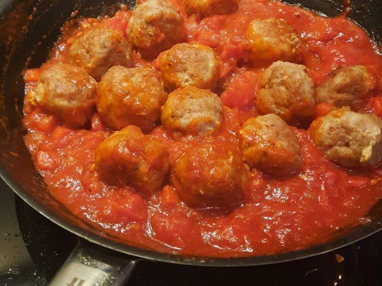 Add the meatballs into the sauce and let them simmer over low heat for approx. 20 min. Garnish with chopped parsley and serve (it looks really nice served in the pan!). Enjoy!