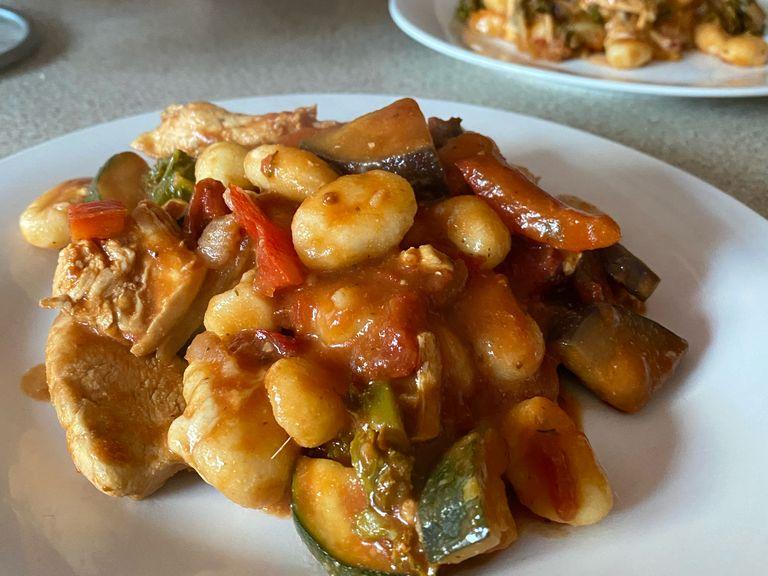 Mix the gnocchi, plate up and enjoy.