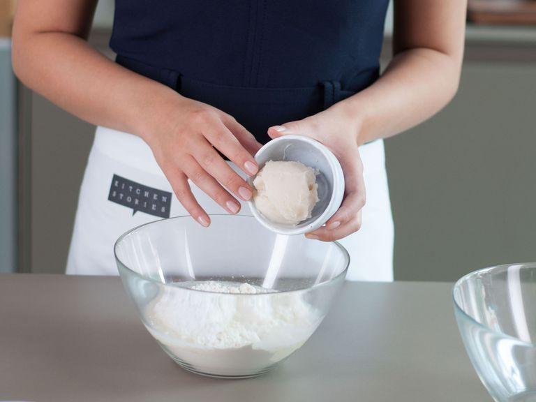 Mix two thirds of the flour with the confectioner’s sugar, water and half of the lard. Knead into a smooth dough, set aside and let rest for approx. 30 min.