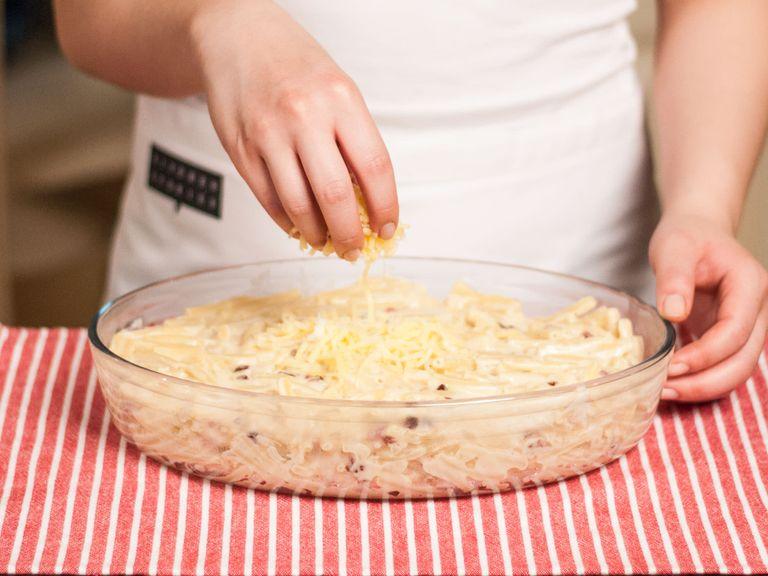 Vorgekochte Pasta zur Käsesoße geben und kurz unterheben. Alles in eine mit Butter gefettete Auflaufform geben, mit dem restlichen Käse bestreuen und im vorgeheizten Backofen bei 180°C ca. 30 Min. goldbraun backen.