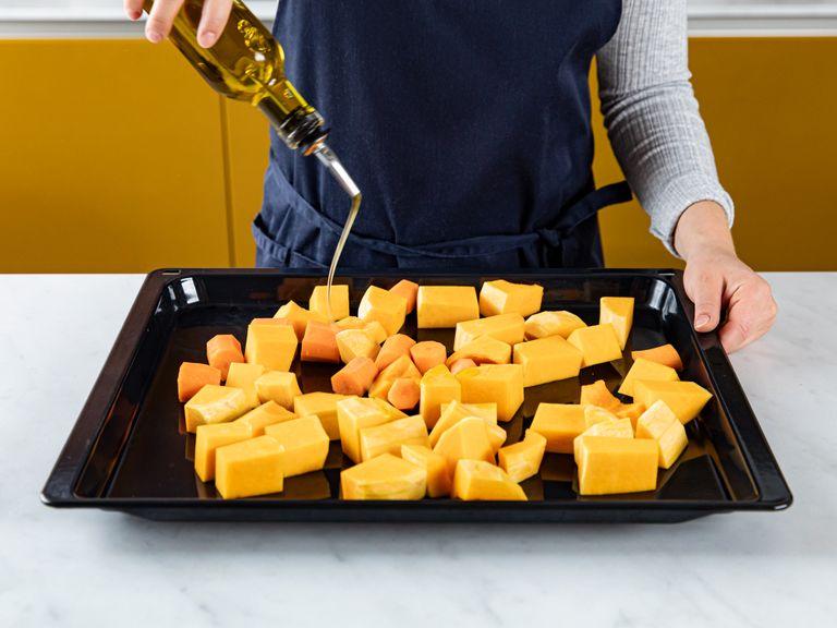 Butternusskürbis und Karotten mit Olivenöl beträufeln und mit Salz und Pfeffer würzen. Auf einem Backblech verteilen und bei 220°C ca. 40 Min. backen. Die Stücken dabei regelmäßig wenden, damit sie gleichmäßig bräunen.