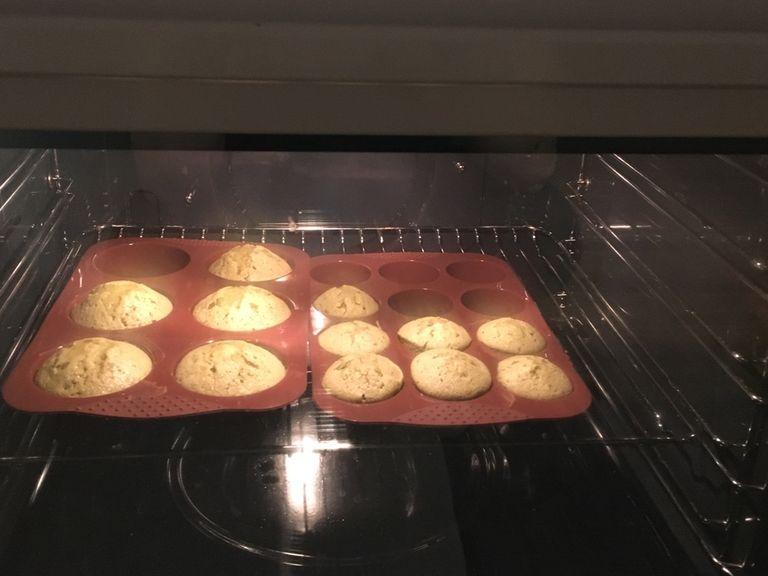 Beide Teige miteinander vermengen und in die Muffinförmchen bzw. ins Muffinblech füllen. Bei 160°C (Umluft) ca. 20 Min. backen. Lassen Sie die Cupcakes für ca. 8 – 10 Min auskühlen, dann können sie nach Belieben verziert werden.