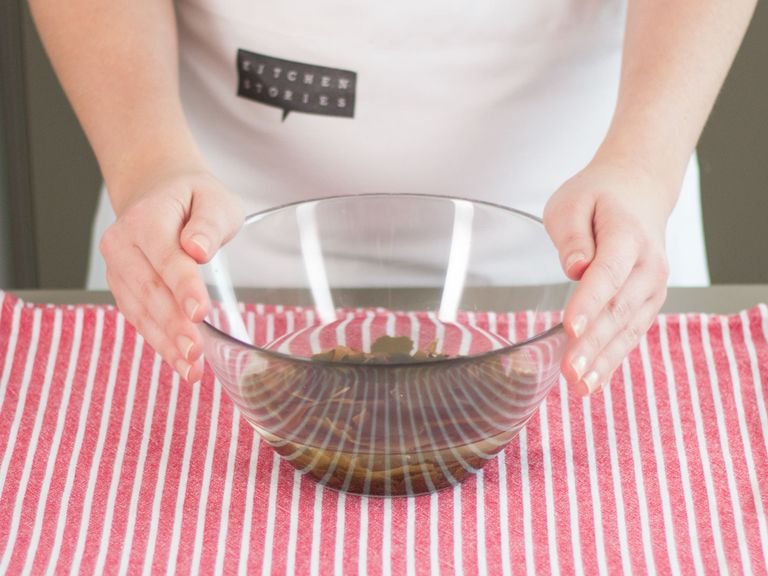 Wash seaweed and soak in cold water in a large bowl for approx. 8 – 10 min. Drain and set aside.