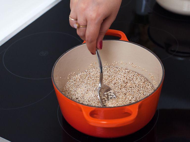 Quinoa unter fließend kaltem Wasser in einem Sieb abwaschen und abtropfen lassen. Wasser in einen kleinen Topf geben und nach Geschmack salzen. Bei mittlerer Hitze zum Kochen bringen. Quinoa hinzugeben und für ca. 15 Min. bei mittlerer Hitze kochen lassen. In einem anderen kleinen Topf ebenfalls Wasser nach Geschmack salzen und aufkochen. Brokkoli hinzugeben und für ca. 5 - 10 Min. bissfest kochen. Wasser abgießen und beiseitestellen.