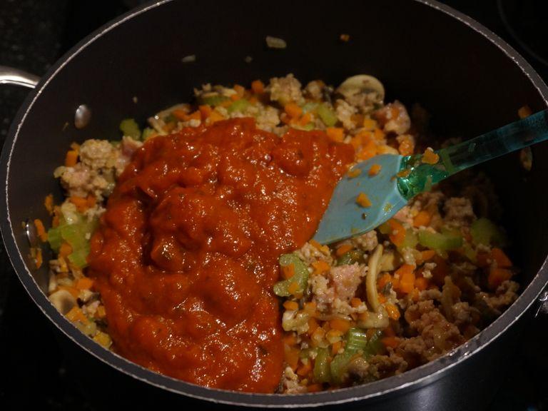 Add tomato sauce, mix everything thoroughly.