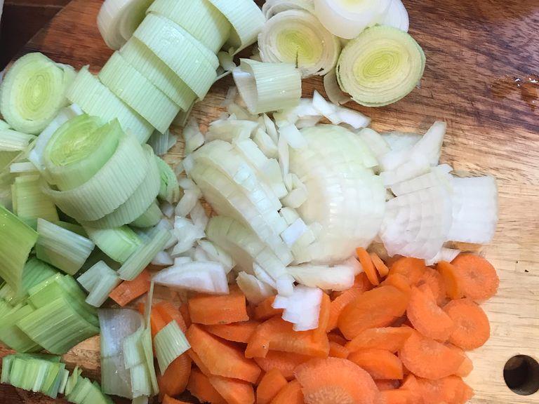 Chop the onion, leeks and the carrot