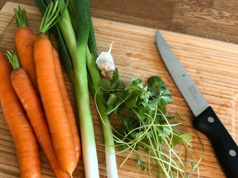 Vorbereitung: Frühlingszwiebeln, Koriander, Knoblauch, Ingwer und Chili klein schneiden. Karotten schälen und anschließend hobeln.