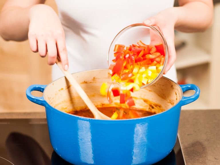 Paprika in mundgerechte Stücke schneiden und zum Gulasch geben. Alles für weitere ca. 20 – 30 Min. köcheln lassen und anschließend mit saurer Sahne garniert servieren.