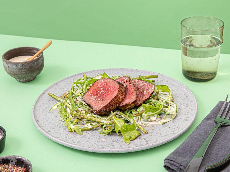 Steak mit Bohnen-Rucola-Salat und Parmesan-Dressing