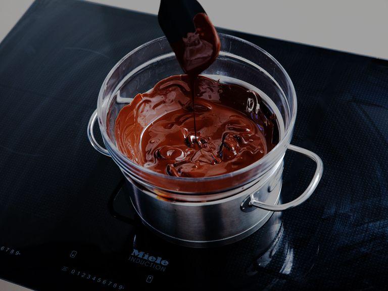 Zartbitterschokolade in eine hitzebeständige Schüssel geben und über einem Wasserbad schmelzen, anschließend beiseitestellen. Schlagsahne in einer Schüssel steif schlagen und im Kühlschrank ruhen lassen.