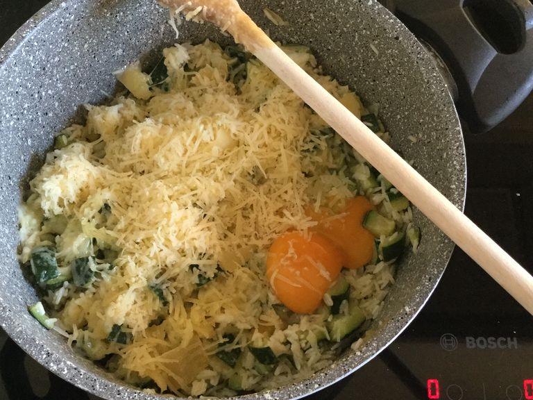 When the rice is cooked, add the egg and some grated cheese, at will