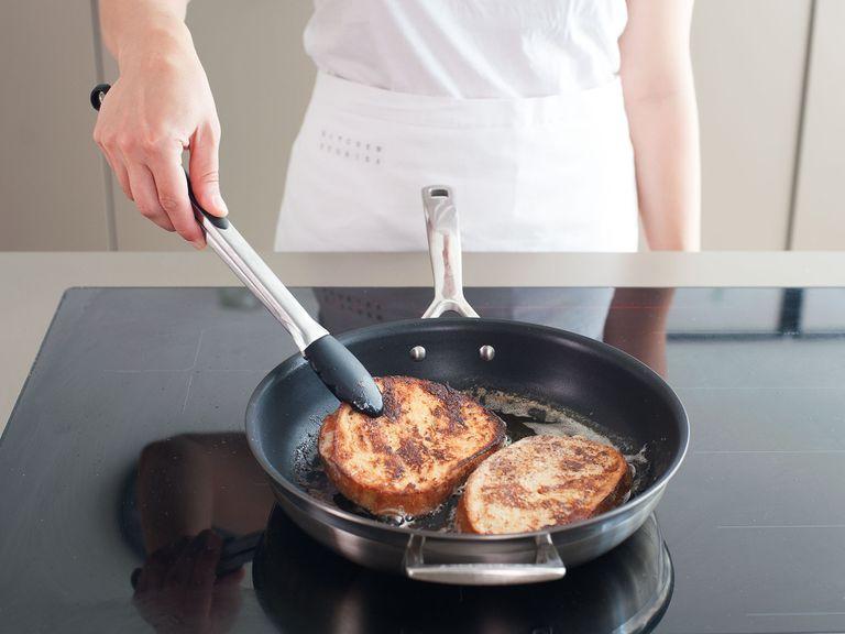 Butter bei mittlerer Hitze in einer Pfanne schmelzen lassen und Brotscheiben für ca. 2 – 3 Min. pro Seite goldbraun anbraten. Diagonal halbieren und mit Ahornsirup servieren.