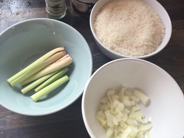 Den Reis waschen, bis das Wasser klar wird. In einem Reiskocher oder einem Topf mit Wasser kochen. Den Zeigefinger benutzen, um den Reis und das Wasser zu gleichen Teilen abzumessen.