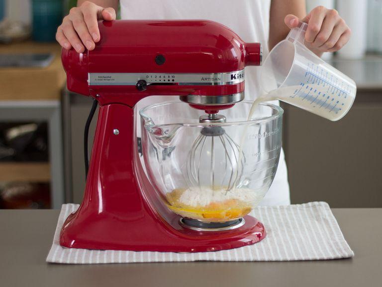 Mehl, Eier, Butter, Salz und Milch in einer Küchenmaschine ca. 3 – 5 Min. rühren, bis sich ein glatter, ebenmäßiger Teig gebildet hat. Schüssel abdecken und für ca. 1 h im Kühlschrank lagern.