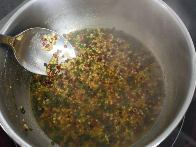 Quinoa nach Anleitung mit Wasser kochen. Hühnerbrühe, Kurkuma und Bärlauch nach Geschmack hinzufügen - etwa 20 min mit gelegentlichem umrühren köcheln lassen.