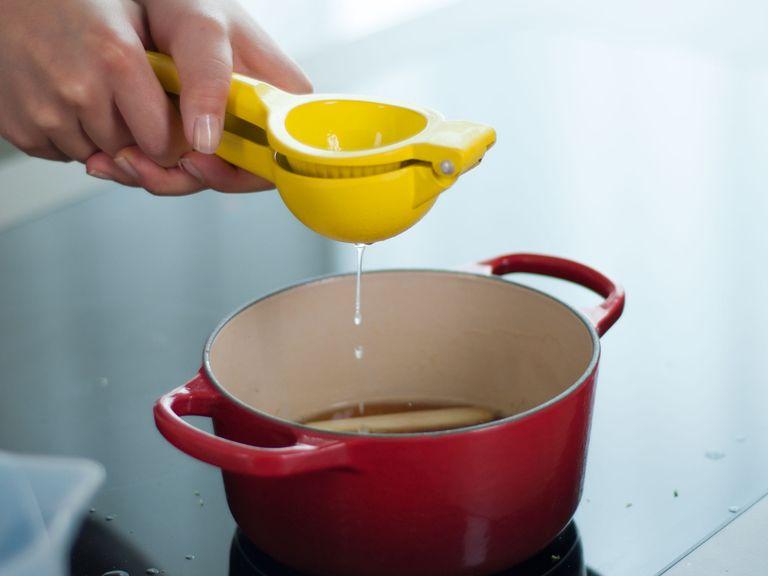 Zitronengras leicht zerdrücken und dritteln. Ingwer schälen und in dünne Scheiben schneiden. Limette abreiben und entsaften. Alle Zutaten in den Topf geben. Köcheln lassen, bis die Flüssigkeit zu einem Sirup eindickt.