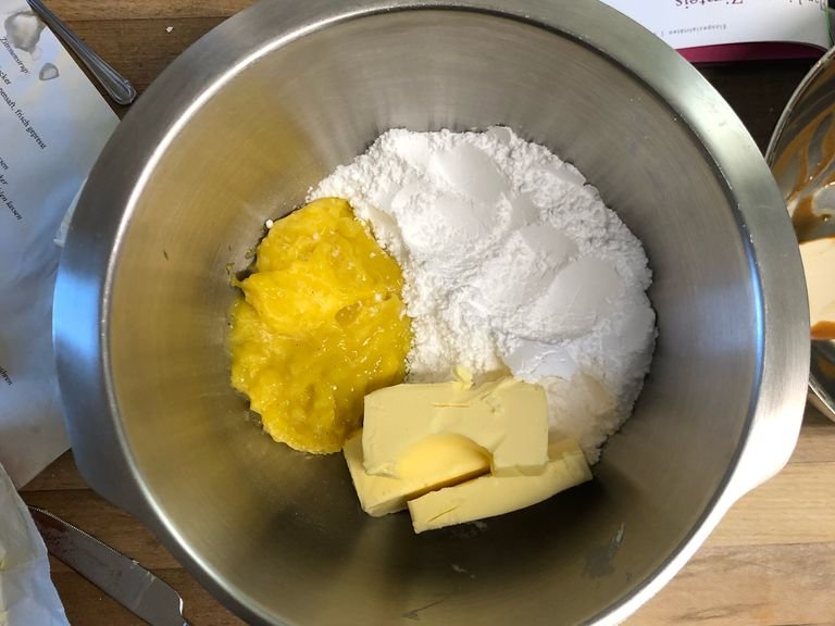 Für das Zitronen-Pudding-Frosting wird die Butter, 1 Prise Salz, 4 EL Zitronenpudding und 113g Puderzucker auf einer niedriger Stufe der Küchenmaschine cremig gerührt.