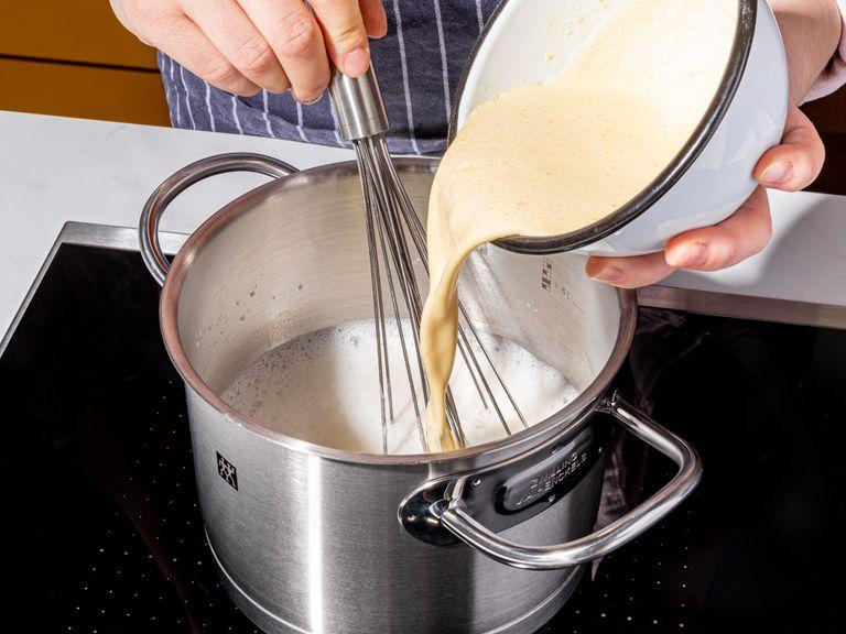 Für die Füllung Milch mit dem restlichen Zucker in einem kleinen Topf erhitzen. In einer separaten Schüssel einen Teil der Sahne mit dem Puddingpulver verrühren. Wenn die Milch zu sieden beginnt, die Puddingmischung einrühren, bis sie sich aufgelöst hat, dann für ca. 2 Min. köcheln lassen. Anschließend in eine Schüssel gießen, die Oberfläche des Puddings mit Frischhaltefolie abdecken und im Kühlschrank abkühlen lassen.