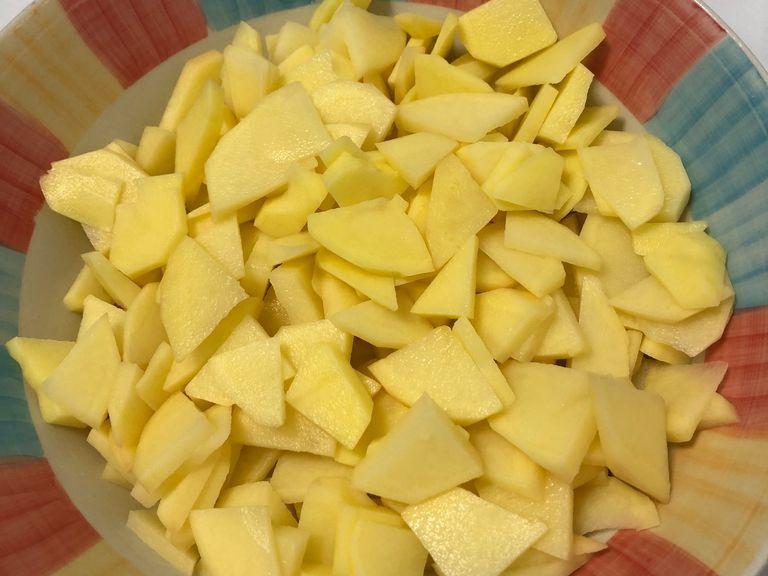 Peel and wash the potatoes. Then, cut them in thin slices (like the thickness of a coin).
