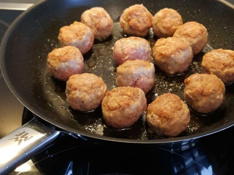 Heat olive oil in a frying pan over medium heat. Fry the meatballs for approx. 5 min., or until golden brown from all sides. Take the meatballs out of the pan and set them aside, but don't rinse out the pan.
