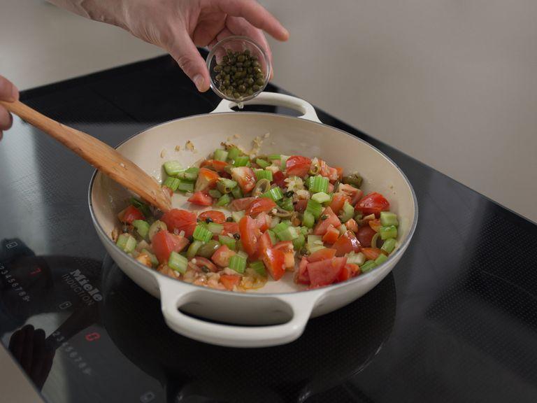 Die Hälfte des Olivenöls in einer Pfanne bei mittlerer bis hoher Hitze erwärmen. Zwiebeln und Knoblauch darin ca. 1 Min. anschwitzen. Sellerie und Zucker dazugeben und ca. 2 Min. anbraten. Tomaten, Oliven und Kapern in die Pfanne geben und auf niedriger Hitze mit Deckel ca. 15 Min. köcheln lassen.